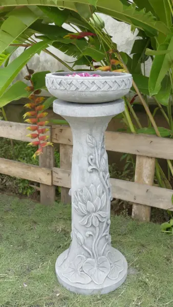 Artikelbild 3 des Artikels “Rinjani - Sockel, verjüngt, mit Lotus-Motiv, Ø 30cm, 71cm H | Steinguss “